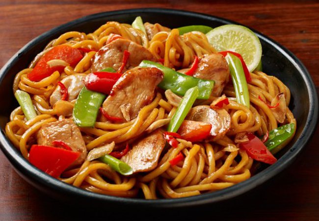 CHILLY GARLIC NOODLES CHICKEN